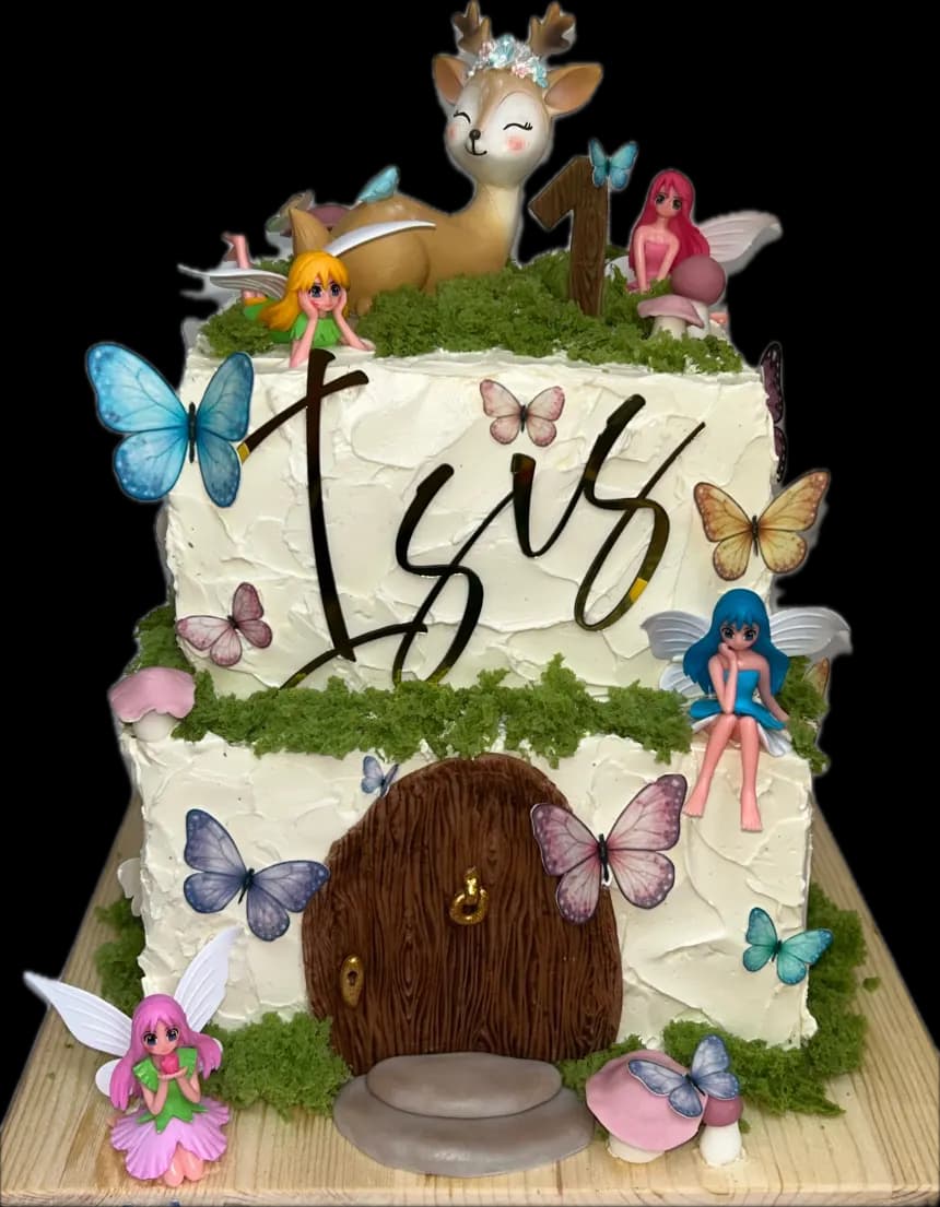 Tarta de bosque encantado con hadas y un ciervo